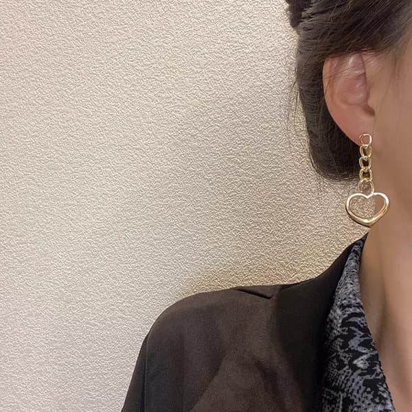 Söpöt korvakorut, joissa sydän ja ketju roikkuvat pitkät