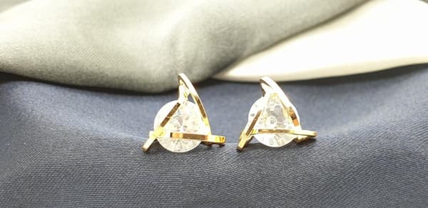 Triangle earring with single diamond