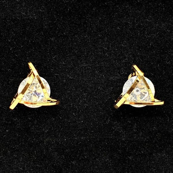 Triangle earring with single diamond