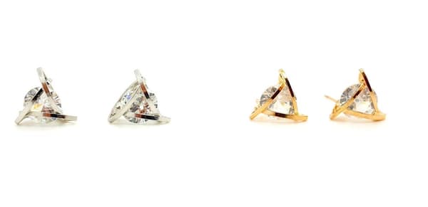 Triangle earring with single diamond