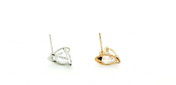 Triangle earring with single diamond