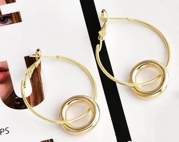 Snygga Guld Hoop Örhängen Dekorerade med en Ring / Cirkel