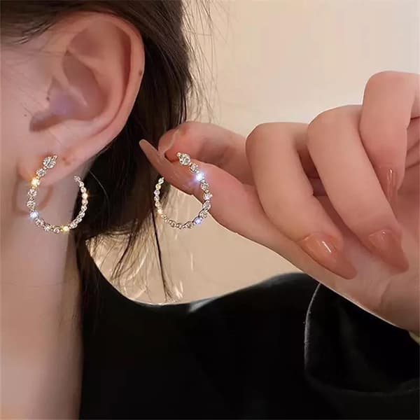 Lyxiga Ovala Guld Örhängen med Glittrande Vita Rhinestones