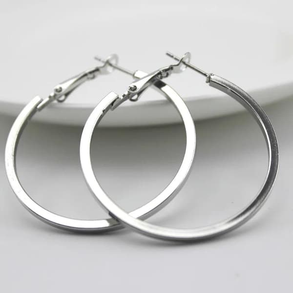 Blanka Runda Hoop Örhängen med Kantig Design - 4 cm - Silver