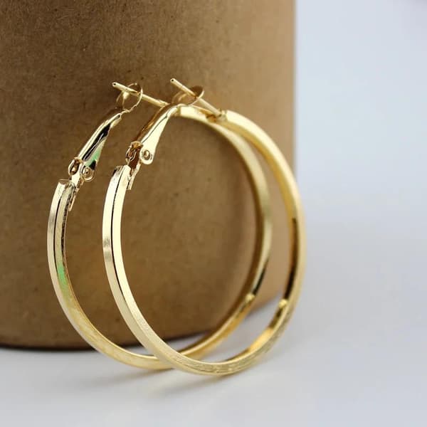 Blanka Runda Hoop Örhängen med Kantig Design - 4 cm - Guld
