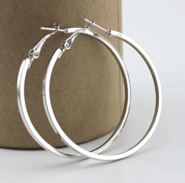 Blanka Runda Hoop Örhängen med Kantig Design - 7 cm - Silver