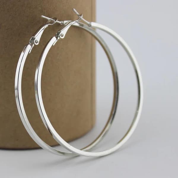 Blanka Runda Hoop Örhängen med Kantig Design - 7 cm - Silver
