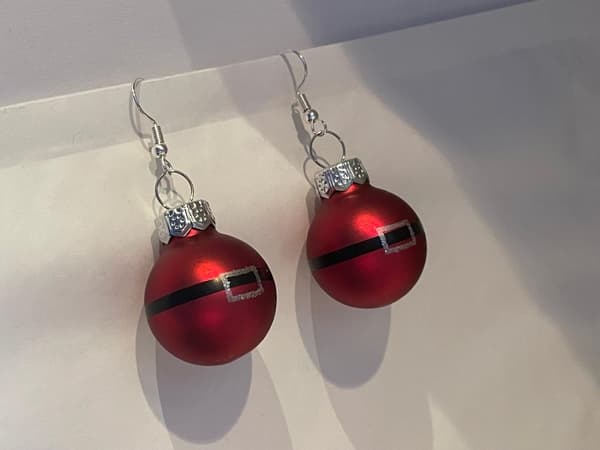 Silver Örhängen till Jul - Röda Matta Julkulor med Tomte / Bälte