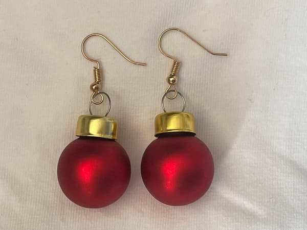 Guld Örhängen till Jul/Christmas - Röda Matta Julkulor