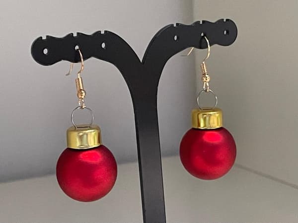 Guld Örhängen till Jul/Christmas - Röda Matta Julkulor