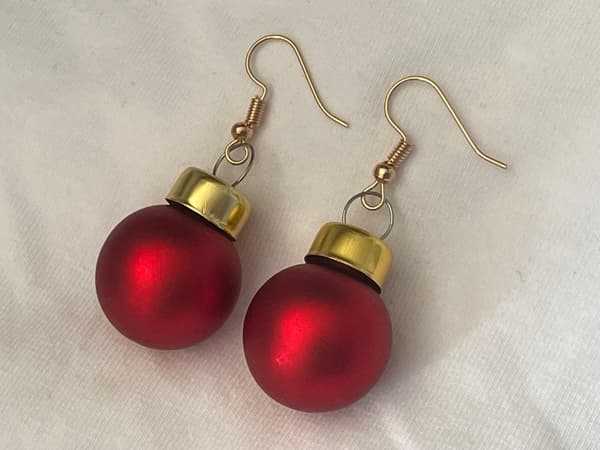 Guld Örhängen till Jul/Christmas - Röda Matta Julkulor