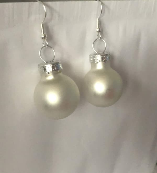 Silver Örhängen till Jul/Christmas - Vit Pärlemor Matta Julkulor