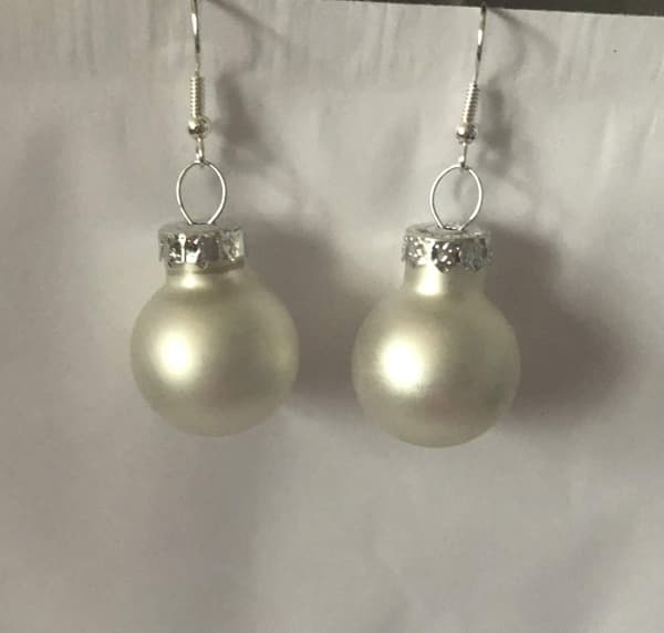 Silver Örhängen till Jul/Christmas - Vit Pärlemor Matta Julkulor