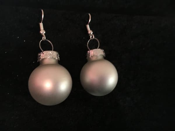 Silver Örhängen till Jul/Christmas - Vit Pärlemor Matta Julkulor