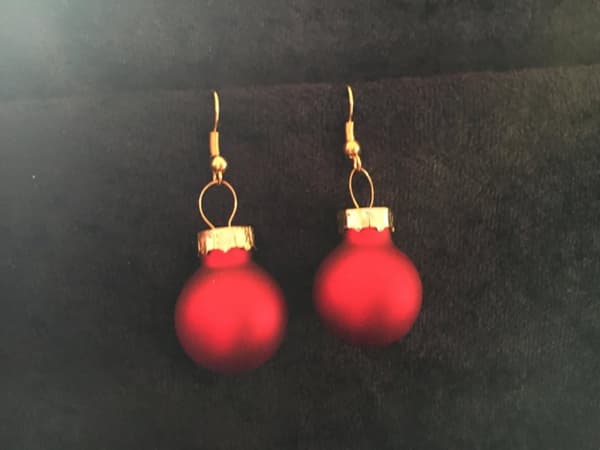 Guld Örhängen till Jul / Christmas - Röda Matta Julkulor