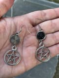 Pikkukuva 2 / 2: Örhängen Pentagram Svart Glitter Wicca Pagan Rostfri Krok