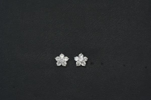 Silver Stud Örhängen i Stål - Blomma med Vita CZ Kristaller - Guldpläterade