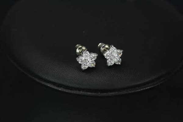 Silver Stud Örhängen i Stål - Blomma med Vita CZ Kristaller - Guldpläterade