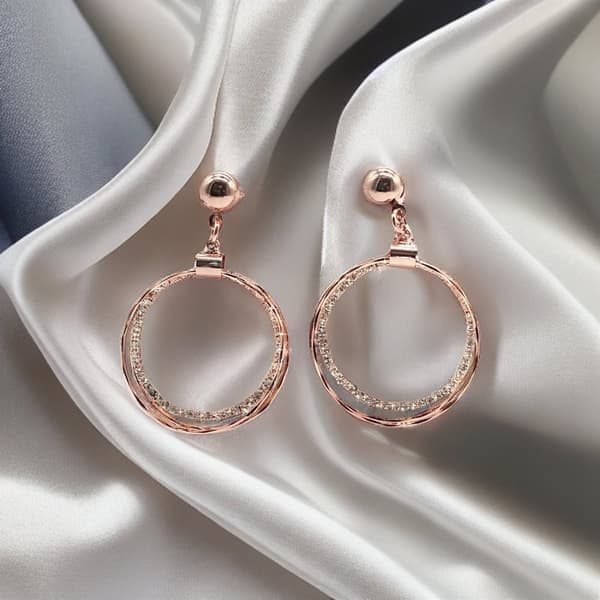 Örhängen med trippla ringar och strass för ett glamorös look i roseguld