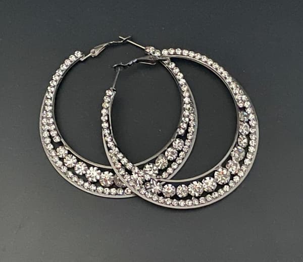 Glittrande Mörka Silver Örhängen - Hoop med Vit Strass - 6 cm