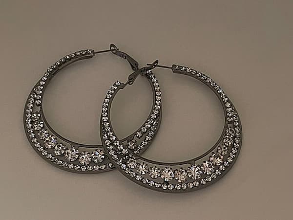 Glittrande Mörka Silver Örhängen - Hoop med Vit Strass - 6 cm