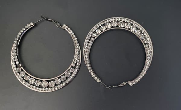 Glittrande Mörka Silver Örhängen - Hoop med Vit Strass - 6 cm