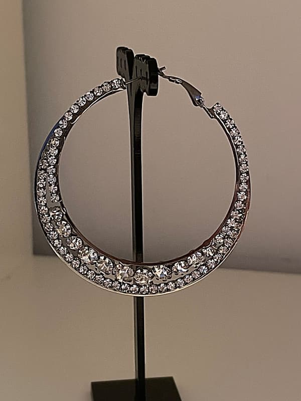 Glittrande Mörka Silver Örhängen - Hoop med Vit Strass - 6 cm
