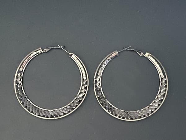 Glittrande Mörka Silver Örhängen - Hoop med Vit Strass - 6 cm