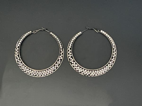Glittrande Mörka Silver Örhängen - Hoop med Vit Strass - 6 cm