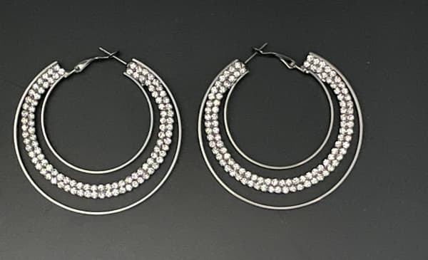 Glittrande Mörka Silver Örhängen - Hoop med Vit Strass - 6 cm