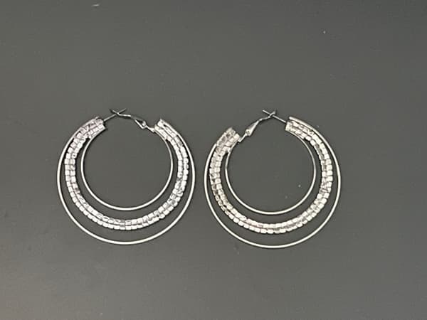 Glittrande Mörka Silver Örhängen - Hoop med Vit Strass - 6 cm