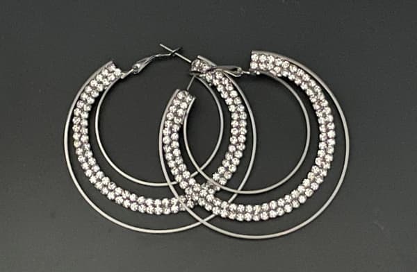 Glittrande Mörka Silver Örhängen - Hoop med Vit Strass - 6 cm