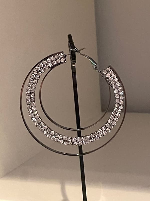 Glittrande Mörka Silver Örhängen - Hoop med Vit Strass - 6 cm