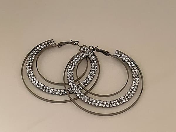 Glittrande Mörka Silver Örhängen - Hoop med Vit Strass - 6 cm
