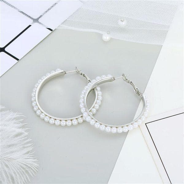 Örhängen / Hoop i Silver Färg med Vita Pärlor - 4 cm