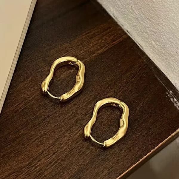 Blanka Snirkliga Ovala Hoop Guld Örhängen / Stilrena Creoler