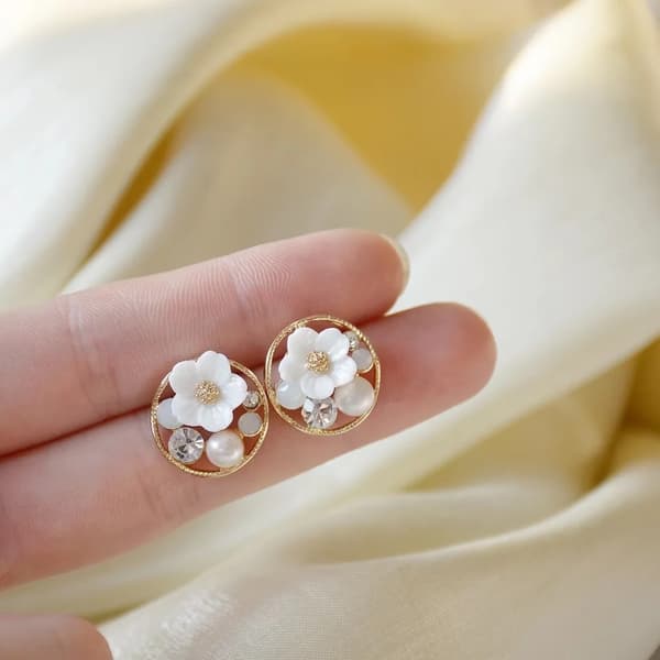 Guld Stud Örhängen - Vita Blommor samt Rhinestones & Pärlor