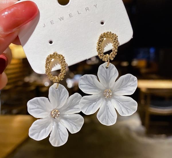 Hängande Retro Guld Örhängen med Vit Blomma & Vita Rhinestones