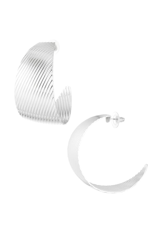 Blanka Breda Hoop Örhängen med Randigt Mönster - 4,5 cm - Silver