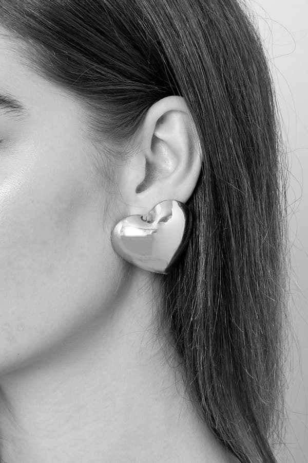 Blanka Statement Stud Örhängen med Stora Hjärtan / Hjärtformade - Silver