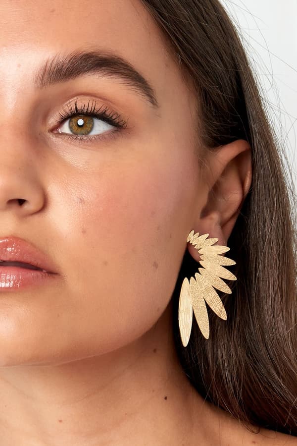 Blanka Statement Örhängen i form av en Blomma med Mönster - Guld