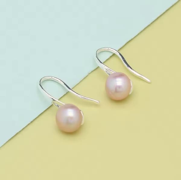 Klassiska Silver Örhängen med Ljus Rosa Pärla / Pärlörhängen