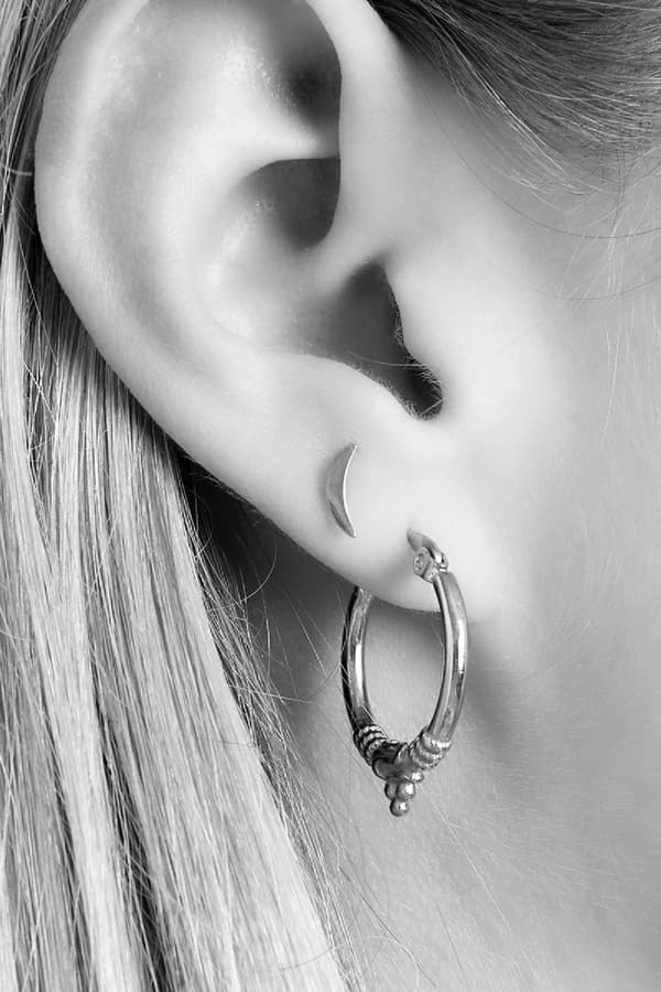 Blanka Silver Örhängen / Hoop / Creoler i Rostfritt Stål med Fina Detaljer i Retro Stil - 2 cm