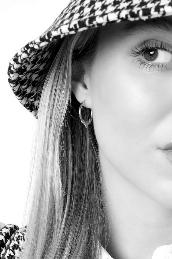 Blanka Silver Örhängen / Hoop / Creoler i Rostfritt Stål med Fina Detaljer i Retro Stil - 2 cm