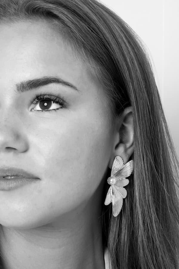 Blanka Statement Örhängen i form av en Vinge / Vingar med ett Fint Mönster med Vit Pärla - Silver