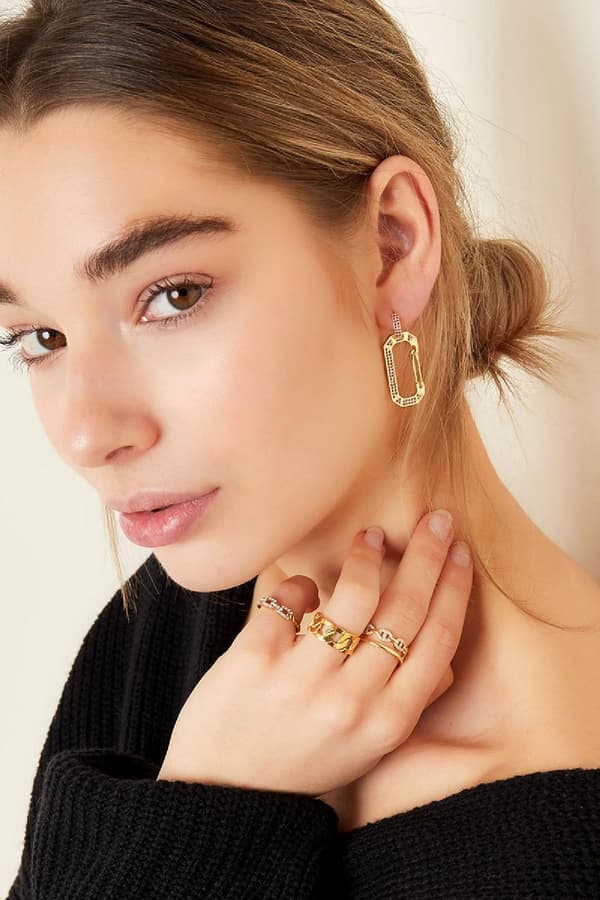 Unika Guld Hoop Örhängen med Geometriska Former Dekorerade med Glittrande Cerise Zircon Stenar - Guldpläterade