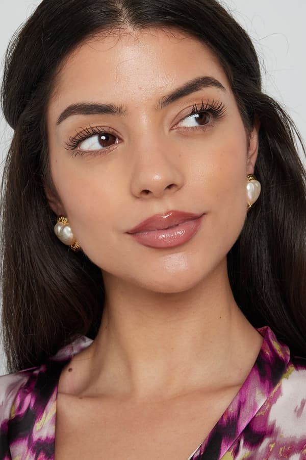 Statement Stud Örhängen i Form av Stora Hjärtan med Vita Pärlor / Hjärtformade