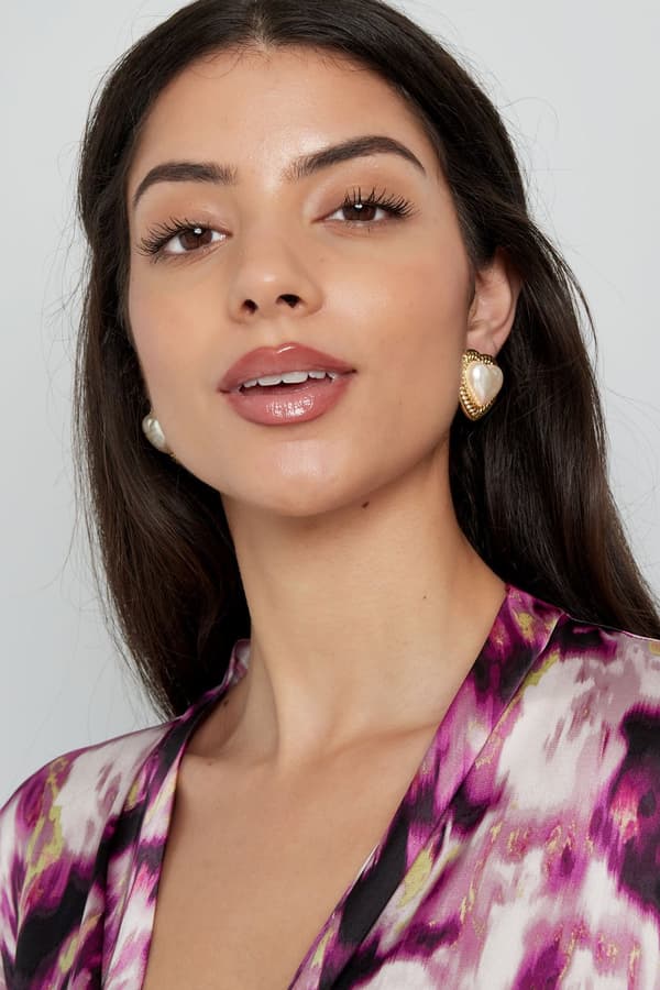 Statement Stud Örhängen i Form av Stora Hjärtan med Vita Pärlor / Hjärtformade