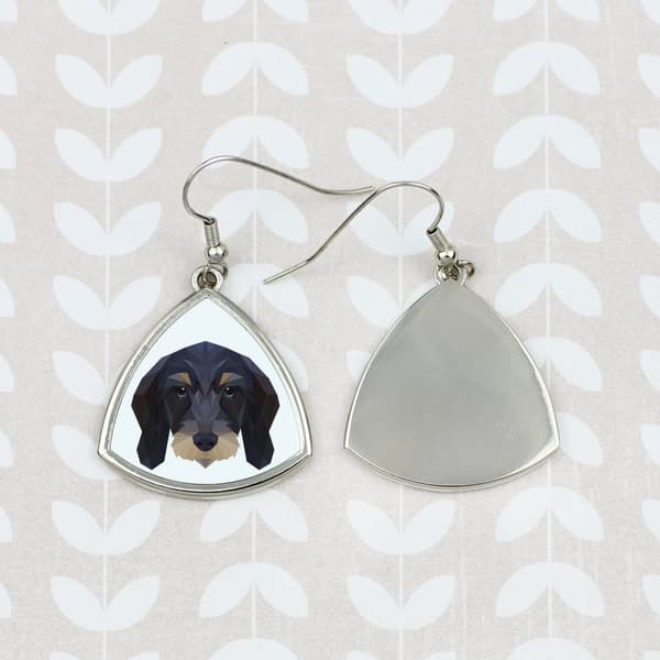 Teckel trådhårig - örhängen med ett foto och en inskription av en geometrisk Art-Dog-hund