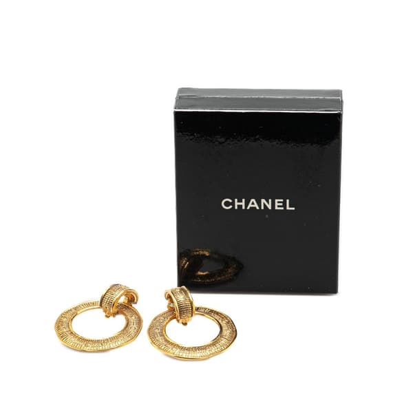 Pre-owned Chanel Gold Plated Round Clip on Earrings Gold